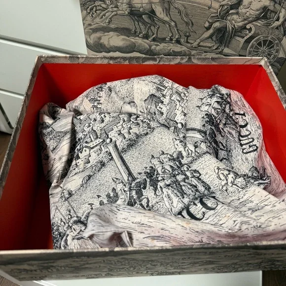 Gucci Boots with Artwork Box & Dusters - Picture 10 of 17